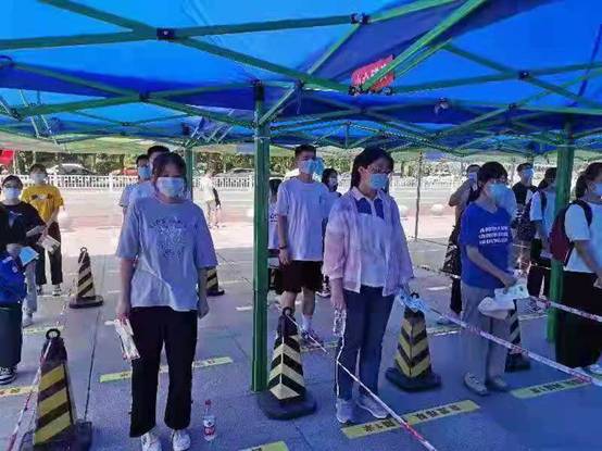 考生有序入场