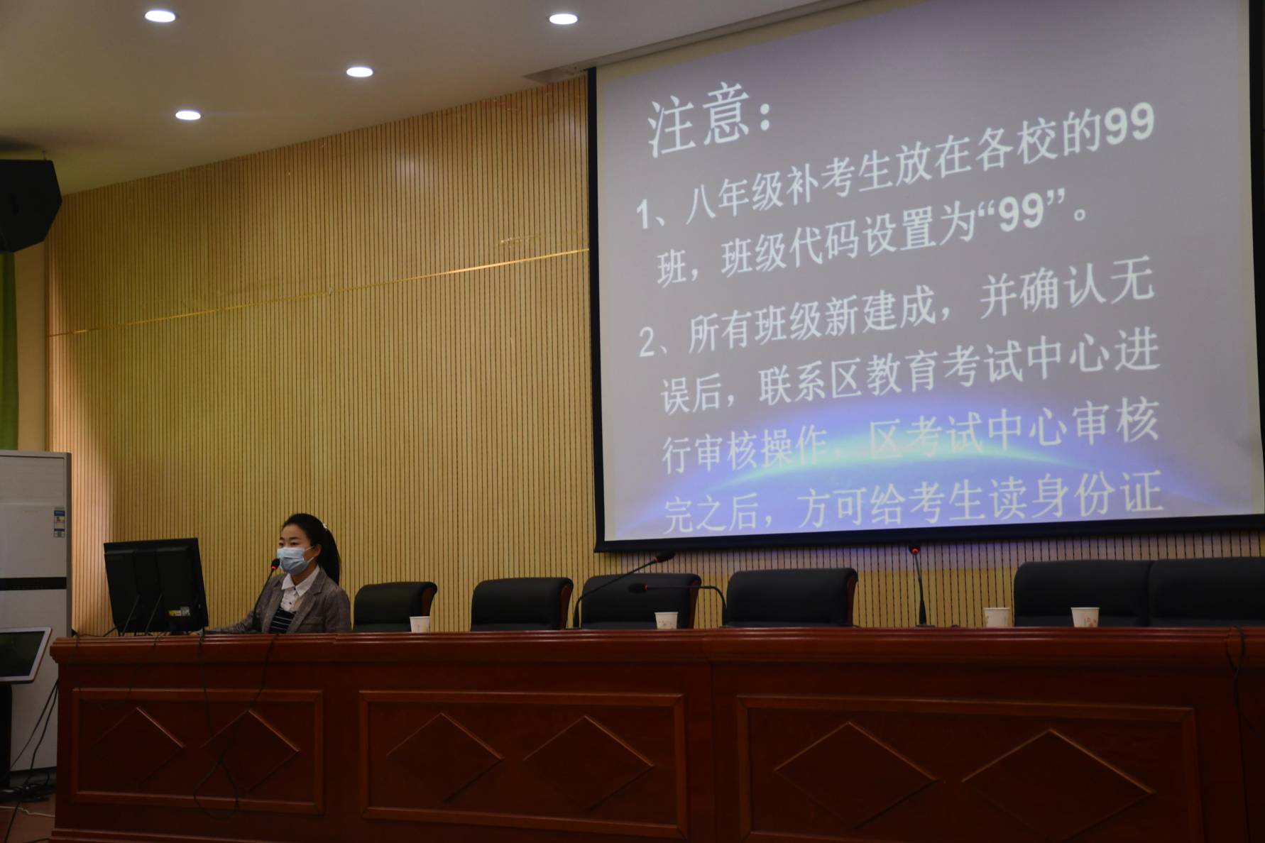 区教育考试中心干部贾晓莉