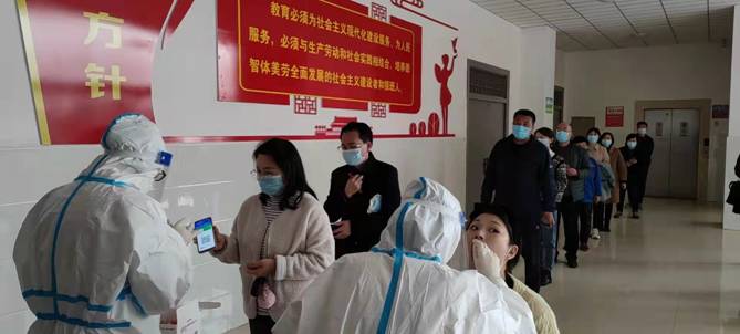 考务人员核酸检测现场