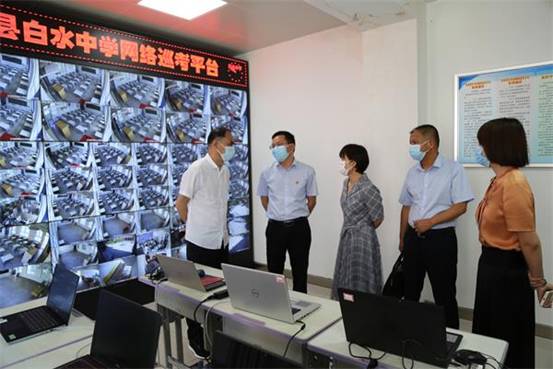 县委常委、组织部部长胡小英,县委常委、县政府副县长乔阳博,县政府副县长姚明亮检查网络巡考平台实施设备