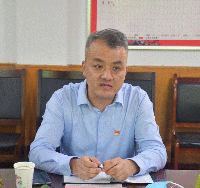 区教育局党工委书记王玉新