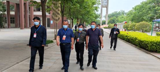 渭南市教育局党组成员、副局长柴新宏,市教育考试中心主任张炜等领导深入考点巡察指导组考工作2