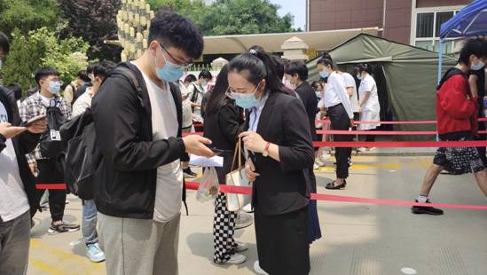 工作人员检查考生行程码和健康码