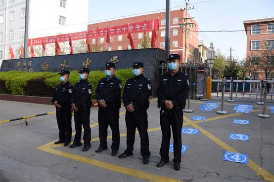 门口考标警察